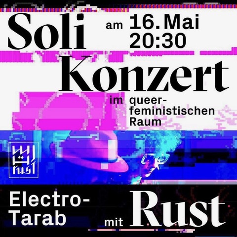 Der HIntergrund ist mit zwei weissen und einem schwarzen Balken für die Textblöcke gefüllt und ansonsten in pink und blauen verpixelten Mustern ausgefüllt. Im blauen Teil sind schemenhaft die beiden Artists des Duos Rust zu sehen, eine Person mit Hut und eine Person mit Brille und lockigen Haaren.